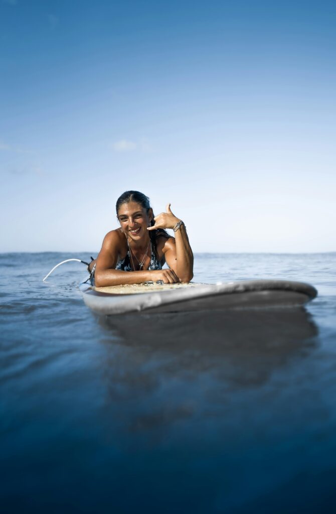 Surfista remando no oceano