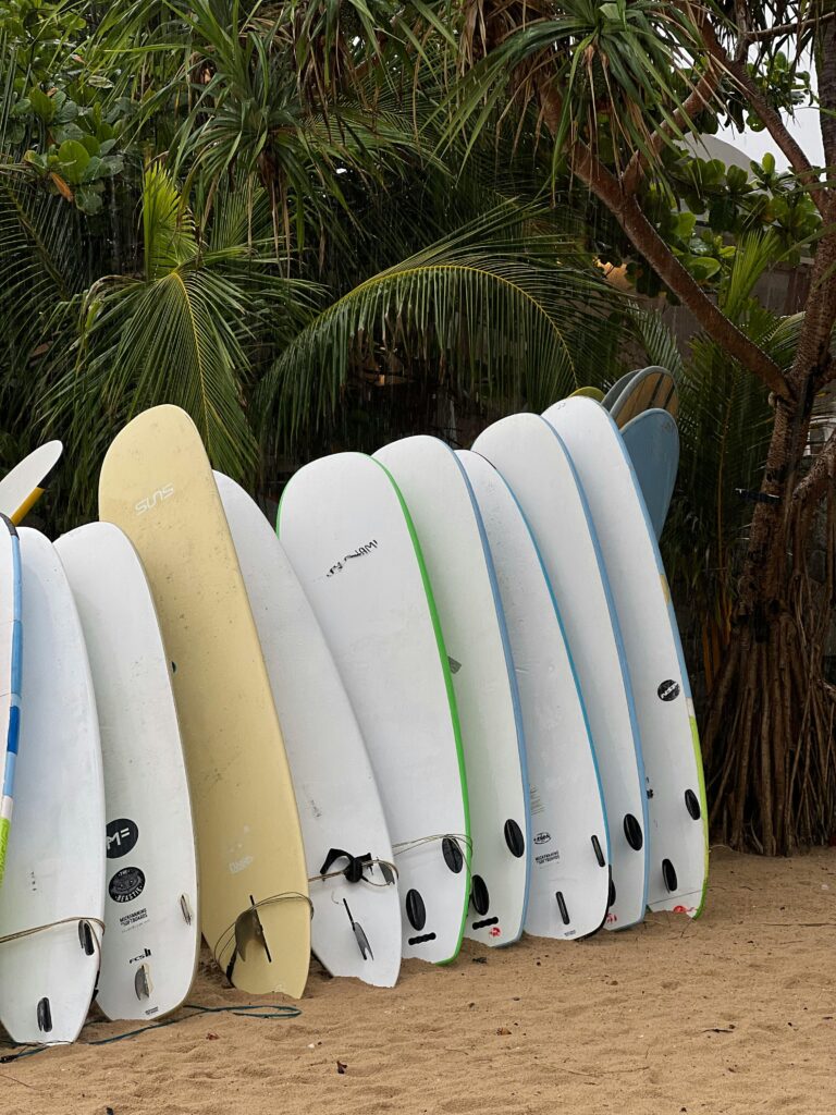 Surfista aprendendo a surfar do zero na praia