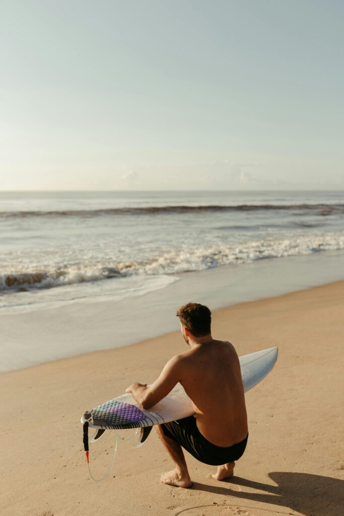 Surfista olhando para o oceano