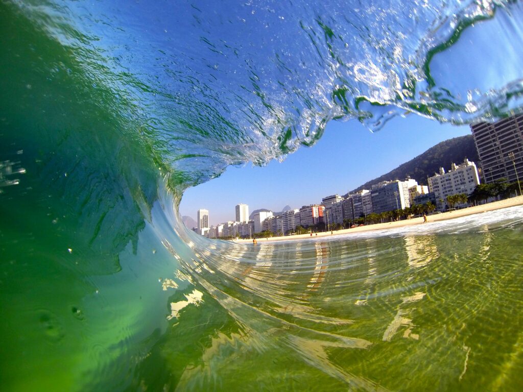 Surfistas brasileiros no oceano
