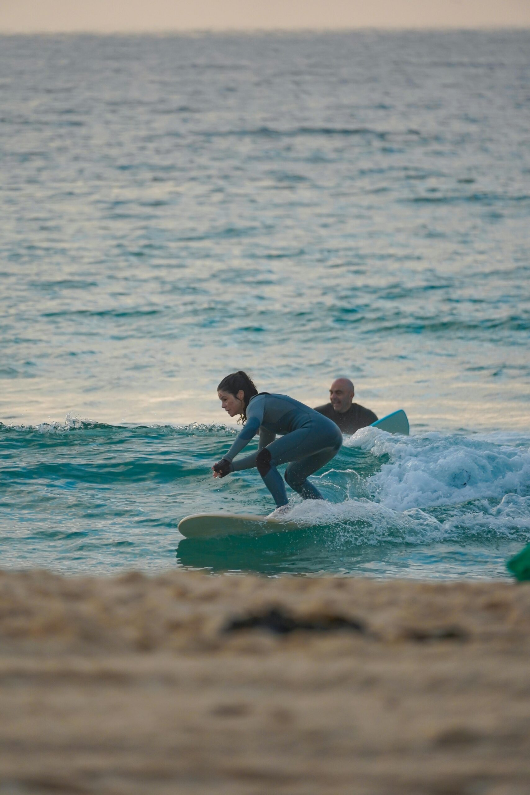 Surfista evoluindo no surf