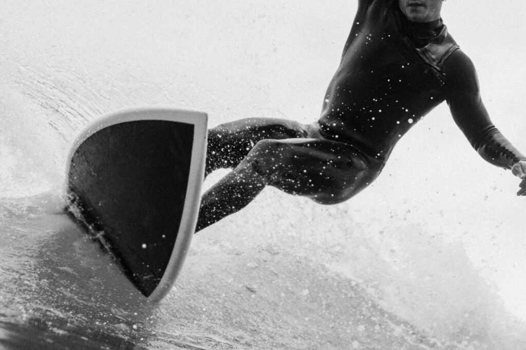 Surfista avancado fazendo manobra com respingo de agua em shortboard