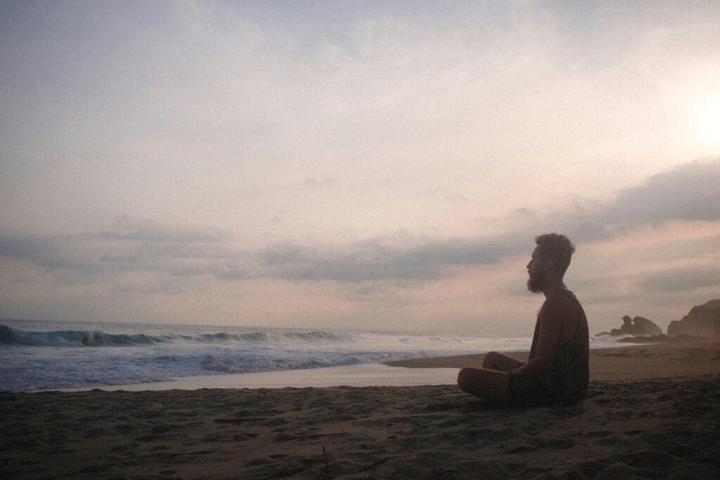 surfista fazendo visualização mental antes de surfar