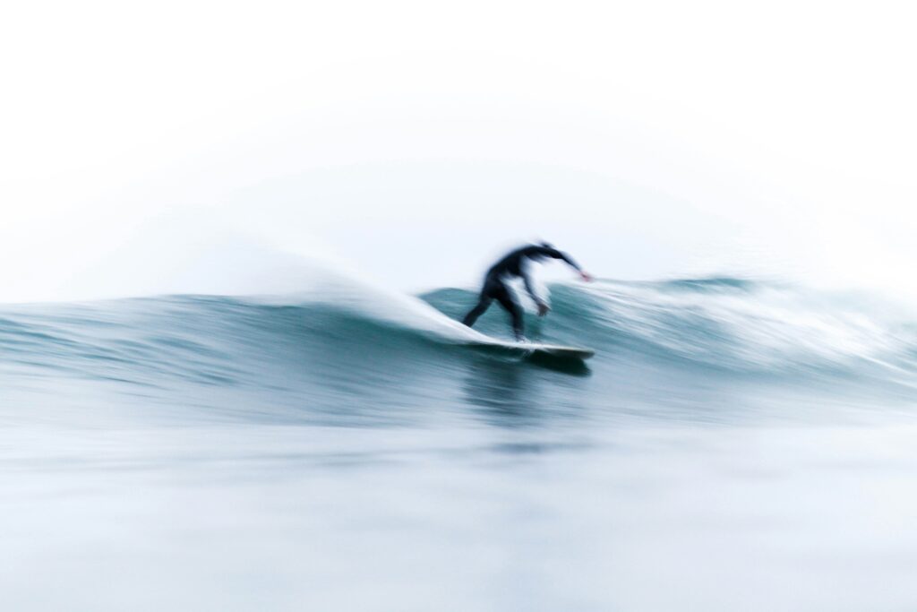 Surfista treinando respiração antes de entrar no mar