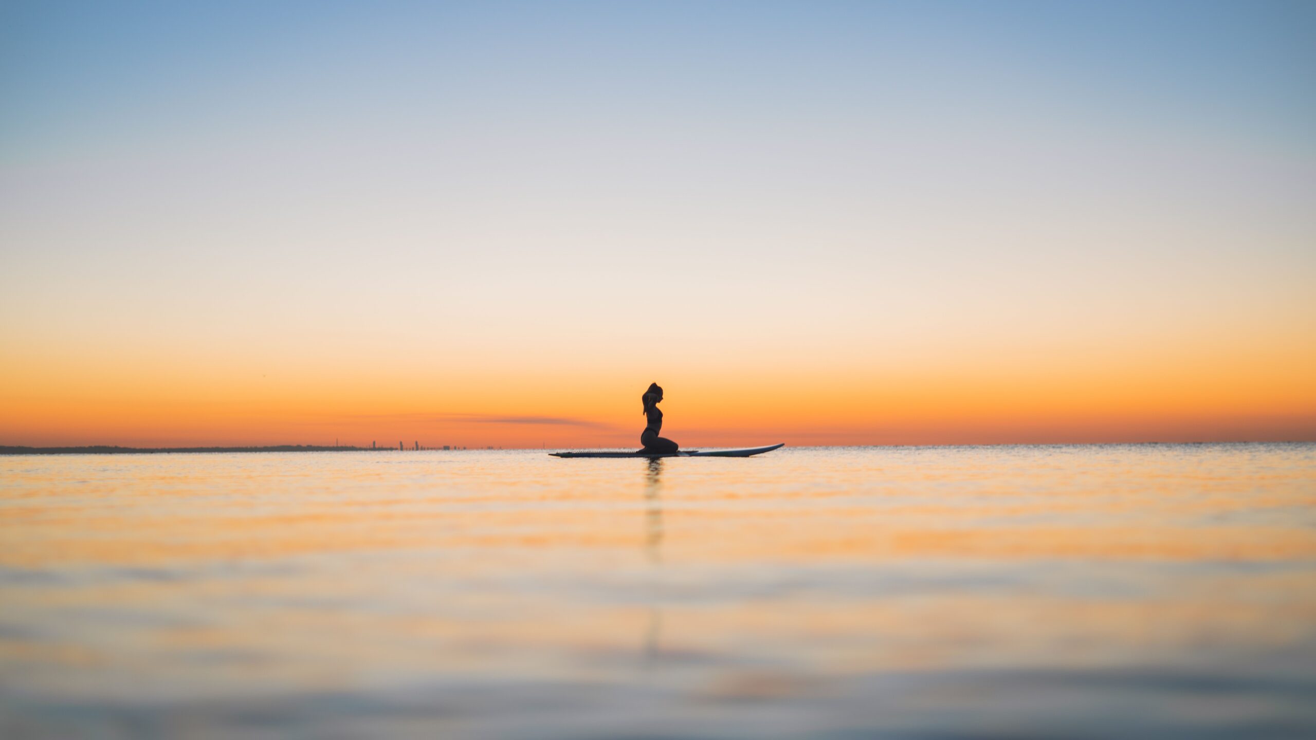 Alma do surf: surfista sentindo a conexão com o mar