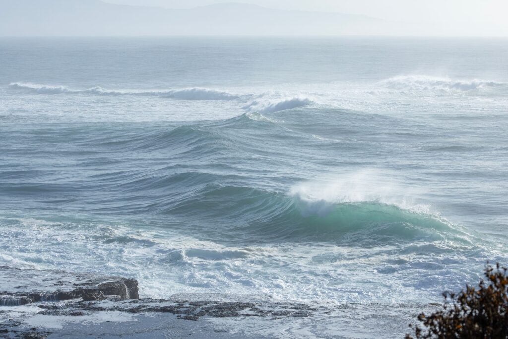 Ondulação de swell se formando no oceano antes de chegar à costa